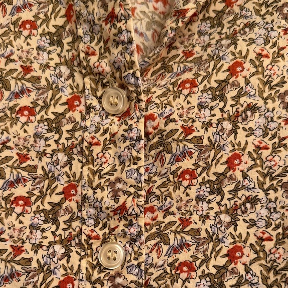 Sag Harbor Sleeveless Button-down Red & Green Floral Print Blouse. Size Medium - Picture 4 of 10